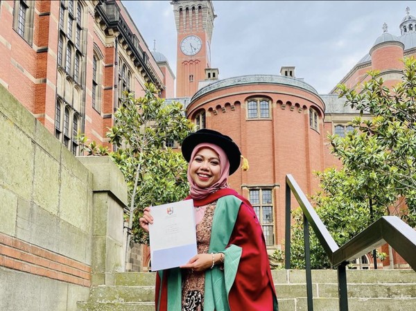 Raeni mahasiswa Indonesia asal Kendal, Jawa Tengah yang berhasil menuntaskan studi jenjang S3 di University of Birmingham, Inggris