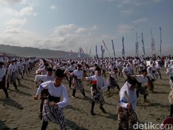 Seru! Ribuan Siswi Menari Montro di Pantai Parangkusumo