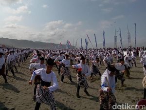 Seru! Ribuan Siswi Menari Montro di Pantai Parangkusumo Seru! Ribuan Siswi Menari Montro di Pantai Parangkusumo
