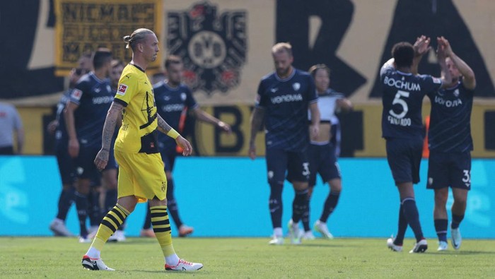 Soccer Football - Germany - Bundesliga - VfL Bochum v Borussia Dortmund - Ruhrstadion, Bochum, Germany - August 26, 2023 Borussia Dortmunds Marius Wolf looks dejected after VfL Bochums Kevin Stoger scores their first goal REUTERS/Thilo Schmuelgen DFL REGULATIONS PROHIBIT ANY USE OF PHOTOGRAPHS AS IMAGE SEQUENCES AND/OR QUASI-VIDEO.