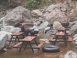 Seru! Sensasi Makan Entok Goreng Enak di Tengah Sungai Kudus Seru! Sensasi Makan Entok Goreng Enak di Tengah Sungai Kudus
