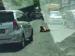 Pria Gangguan Jiwa Tiduran Sambil Acungkan Senjata Tajam di Jalanan Bali