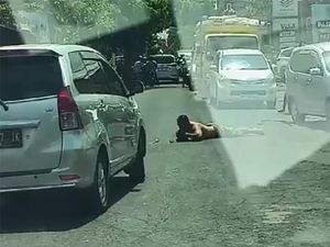 Pria Gangguan Jiwa Tiduran Sambil Acungkan Senjata Tajam di Jalanan Bali Pria Gangguan Jiwa Tiduran Sambil Acungkan Senjata Tajam di Jalanan Bali