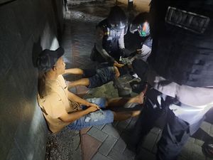 Bak Film! Aksi Kejar-kejaran Respatti Tangkap 2 Pelaku Curanmor Surabaya Bak Film! Aksi Kejar-kejaran Respatti Tangkap 2 Pelaku Curanmor Surabaya