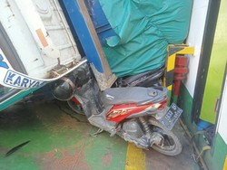 Truk Terguling-Timpa 6 Motor Saat KMP Nusa Makmur Berlayar di Selat Bali