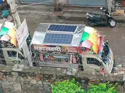 Beda dari yang Lain, Truk Es Krim Ini Jualan Pakai Panel Surya