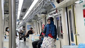 Potret Antusiasme Warga Ikut Uji Coba LRT Jabodebek di Akhir Pekan