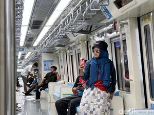Potret Antusiasme Warga Ikut Uji Coba LRT Jabodebek di Akhir Pekan