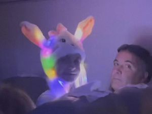 Anak Kecil Pakai Topi LED di Penerbangan, Membuat Penumpang Kesal