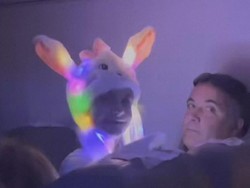 Anak Kecil Pakai Topi LED di Penerbangan, Membuat Penumpang Kesal