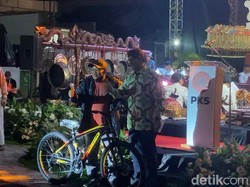 Di Acara PKS, Anies Beri Kuis dan Hadiahkan Sepeda ke Warga