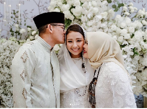 Lihat Lagi Momen Haru Sandiaga Uno Lepas Putrinya ke Jenjang Pernikahan Lihat Lagi Momen Haru Sandiaga Uno Lepas Putrinya ke Jenjang Pernikahan