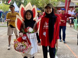 Senyum Ata Tampil Menawan Bak Buket Berjalan dengan Kostum Kreasi Bunda