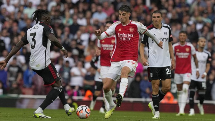 Fulhams Calvin Bassey, left, and Arsenals Kai Havertz vie for the ball during the English Premier League soccer match between Arsenal and Fulham at Emirates stadium in London, Saturday, Aug. 26, 2023. (AP Photo/Frank Augstein)