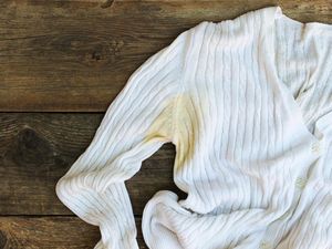 7 Cara Ampuh Memutihkan Pakaian yang Menguning Tanpa Pemutih 7 Cara Ampuh Memutihkan Pakaian yang Menguning Tanpa Pemutih
