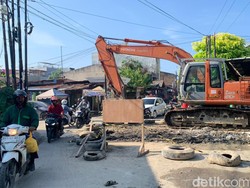 Duh! Ekskavator Parkir di Tengah Jalan Medan, Bikin Pengendara Susah