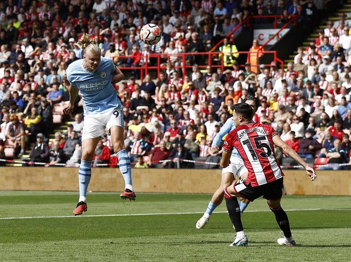 Soccer Football - Premier League - Sheffield United v Manchester City - Bramall Lane, Sheffield, Britain - August 27, 2023 Manchester Citys Erling Braut Haaland heads at goal Action Images via Reuters/Jason Cairnduff EDITORIAL USE ONLY. No use with unauthorized audio, video, data, fixture lists, club/league logos or live services. Online in-match use limited to 75 images, no video emulation. No use in betting, games or single club /league/player publications.  Please contact your account representative for further details.