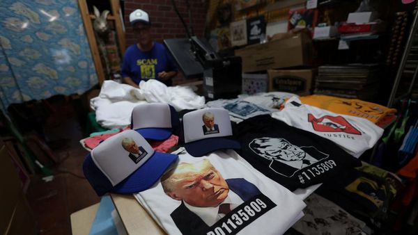 Foto Donald Trump Ditangkap Jadi Merchandise Gelas hingga Baju