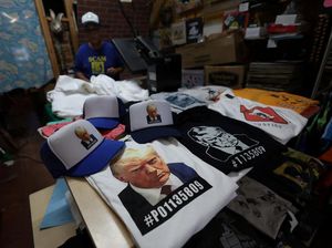 Foto Donald Trump Ditangkap Jadi Merchandise Gelas hingga Baju Foto Donald Trump Ditangkap Jadi Merchandise Gelas hingga Baju