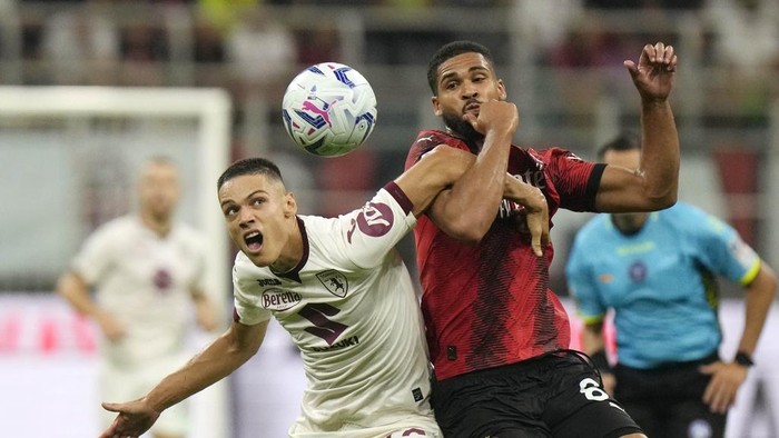 Giroud Brace, AC Milan Menang Telak Atas Torino AC Milan menggilas Torino dengan skor 4-1 dalam lanjutan Liga Italia. Olivier Giroud menyumbang brace lewat eksekusi penalti, Minggu (27/8/2023) dini hari WIB.