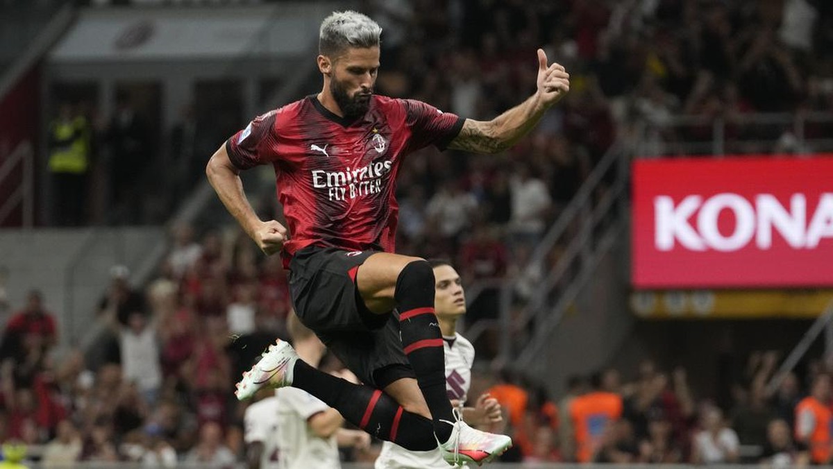 Olivier Giroud memberi saran ke barisan bek AC Milan menjelang melawan Paris Saint-Germain. (Foto: AP/Luca Bruno)