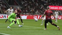 Milan kemudian menambah dua gol jelang turun minum. Masing-masing gol dicetak oleh Olivier Giroud dan Theo Hernandez.  