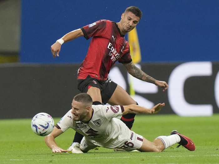 Giroud Brace, AC Milan Menang Telak Atas Torino AC Milan menggilas Torino dengan skor 4-1 dalam lanjutan Liga Italia. Olivier Giroud menyumbang brace lewat eksekusi penalti, Minggu (27/8/2023) dini hari WIB.