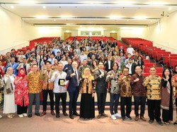 Khofifah Beri Kuliah Umum di Inggris, Sebut Jatim Pusat Gravitasi Indonesia