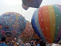 Puluhan Balon Mengudara dalam Java Ballon Attraction di Wonosobo