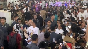 Tak Jadi Beri Arahan, Jokowi Ajak Emak-emak Selfie di Acara Bobby Nasution