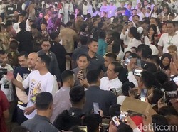 Tak Beri Arahan, Jokowi Jadi Rebutan Emak-emak Selfie di Acara Bobby