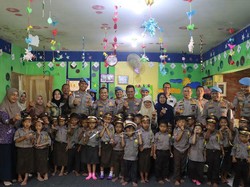 Kadiv Propam Sambangi TK Gratis di Pelosok DIY yang Didirikan Bripka Heri