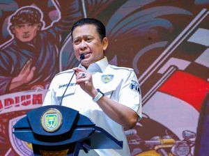 Bamsoet Serahkan Piala Kemenangan Jambore Nasional IMI di Madiun