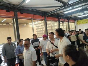 Komika Kiky Saputri Jajal LRT: Ini Salah Satu Upaya Kurangi Polusi Komika Kiky Saputri Jajal LRT: Ini Salah Satu Upaya Kurangi Polusi