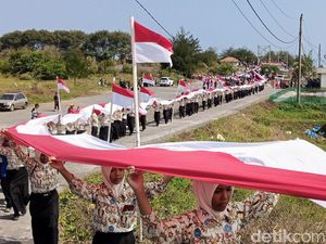 Bendera Merah Putih 1.001 Meter Terbentang di Keburuhan Purworejo