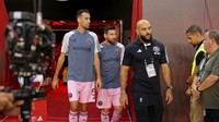 Sosok baju hitam itu namanya Yassine Chueko. Tugas utamanya memang terus menempel Messi ke mana saja. Foto: USA TODAY Sports via Reuters Con/Brad Penner