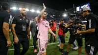 Tak ayal banyak fans bola yang kini penasaran dengan sosok Chueko, yang kini selalu tampak mendampingi Messi ke mana pun ia pergi. Foto: USA TODAY Sports via Reuters Con/Brad Penner