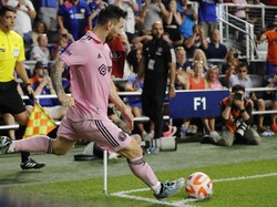 Yassine Chueko pun rutin terlihat membayangi Messi. Bahkan ketika si megabintang asal Argentina sedang main, Chueko pasti berada tidak jauh darinya. Foto: USA TODAY Sports via Reuters Con/Katie Stratman  