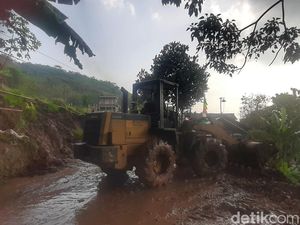 Longsor Sempat Tutup Akses Jalan Desa Dampit Bandung