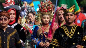 Mengenalkan Busana Adat Nusantara