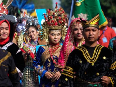 Mengenalkan Busana Adat Nusantara