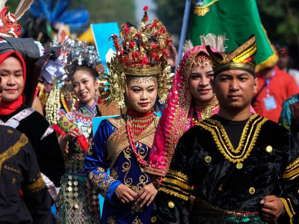 Mengenalkan Busana Adat Nusantara