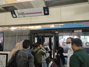 Menhub Budi Karya Cek Fasilitas Stasiun LRT Cawang Jelang Peresmian Besok Menhub Budi Karya Cek Fasilitas Stasiun LRT Cawang Jelang Peresmian Besok