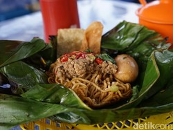 Sedapnya Mi Ayam Bakar Bu Tsaniyah yang Viral di Medan