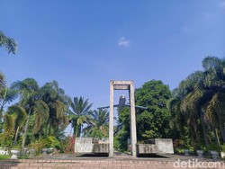 Monumen Membramo Kuburan Korban Pesawat Jatuh di Medan yang Penuh Semak