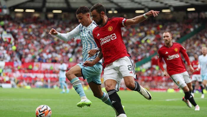 Soccer Football - Premier League - Manchester United v Nottingham Forest - Old Trafford, Manchester, Britain - August 26, 2023 Manchester Uniteds Bruno Fernandes in action with Nottingham Forests Brennan Johnson Action Images via Reuters/Lee Smith EDITORIAL USE ONLY. No use with unauthorized audio, video, data, fixture lists, club/league logos or live services. Online in-match use limited to 75 images, no video emulation. No use in betting, games or single club /league/player publications.  Please contact your account representative for further details.