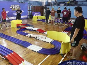 Ratusan Orang Adu Cepat di Lintasan Tamiya