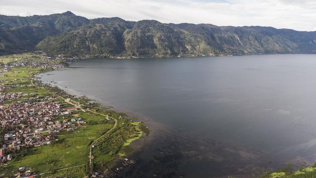 Foto udara Danau Laut Tawar dilihat dari Kota Takengon, Kabupaten Aceh Tengah, Provinsi Aceh, Sabtu (26/8/2023). Danau Laut Tawar di dataran tinggi Gayo merupakan danau tektovulkanik yang menjadi sumber penghidupan dan daya tarik wisata di Aceh Tengah. ANTARA FOTO/FB Anggoro/hp.
