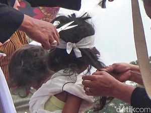 Mengenal Upacara Potong Rambut Gimbal di Dieng, Apa Makna dan Tujuannya? Mengenal Upacara Potong Rambut Gimbal di Dieng, Apa Makna dan Tujuannya?