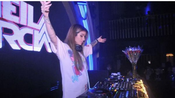 7 Potret Sheila Marcia saat Beraksi Jadi DJ